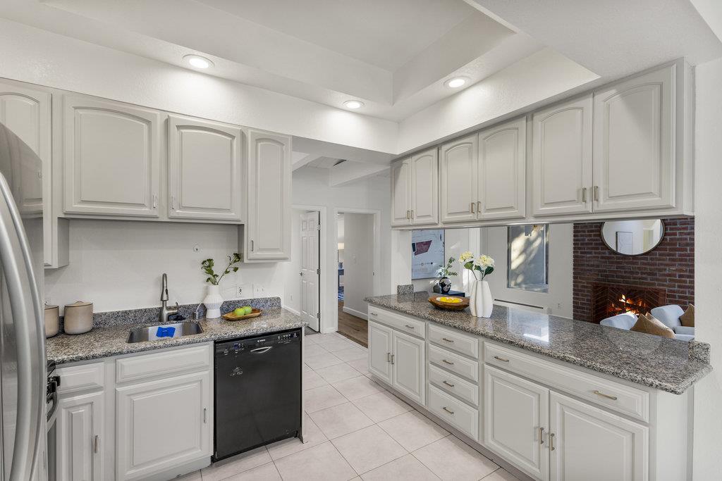Detail Gallery Image 11 of 49 For 1186 Lyons St, Redwood City,  CA 94061 - 4 Beds | 2/1 Baths
