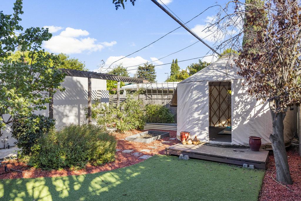 Detail Gallery Image 40 of 49 For 1186 Lyons St, Redwood City,  CA 94061 - 4 Beds | 2/1 Baths