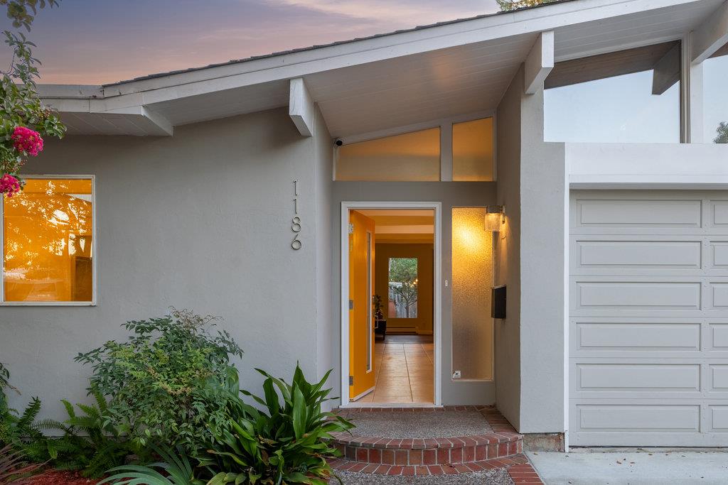 Detail Gallery Image 6 of 49 For 1186 Lyons St, Redwood City,  CA 94061 - 4 Beds | 2/1 Baths