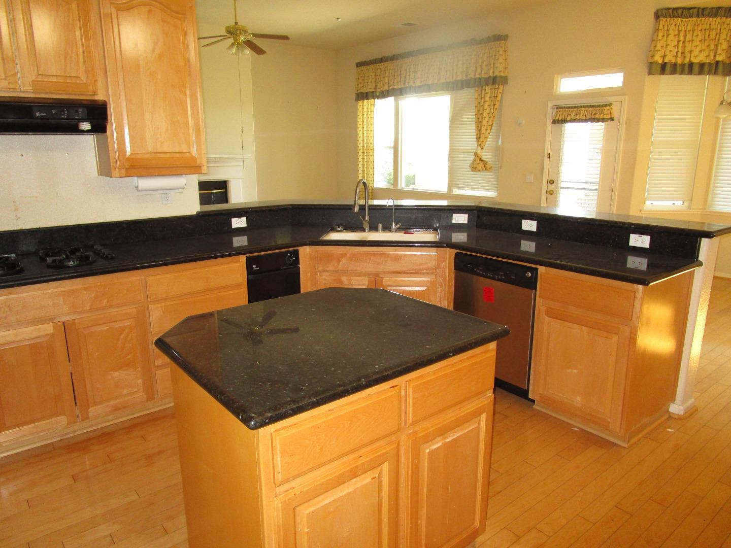 Detail Gallery Image 2 of 21 For 1586 Regent Dr, Brentwood,  CA 94513 - 2 Beds | 2/1 Baths