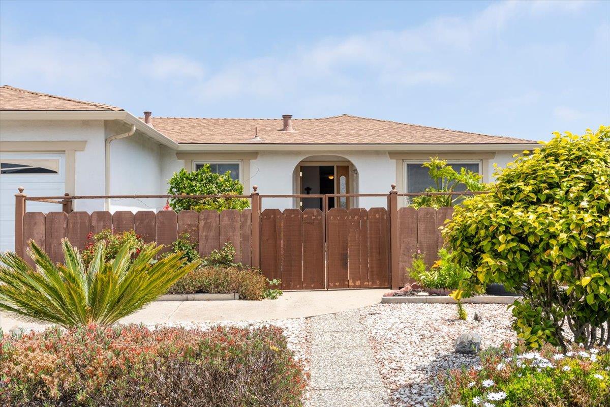 Detail Gallery Image 3 of 29 For 137 Silverwood Pl, Marina,  CA 93933 - 4 Beds | 2 Baths