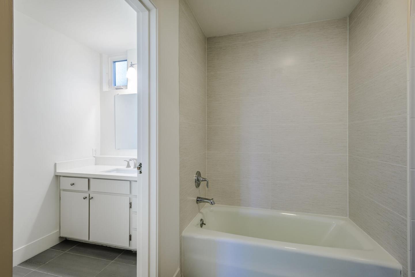 Detail Gallery Image 13 of 33 For 50 Mounds Rd, San Mateo,  CA 94402 - 2 Beds | 2 Baths