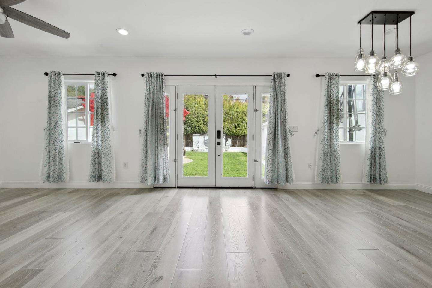 Detail Gallery Image 11 of 25 For 5040 Varna Ave #1,  Sherman Oaks,  CA 91423 - 4 Beds | 3 Baths