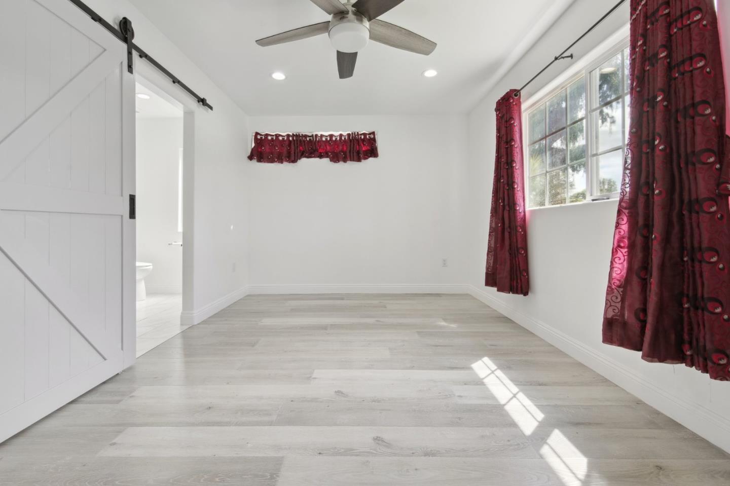 Detail Gallery Image 20 of 25 For 5040 Varna Ave #1,  Sherman Oaks,  CA 91423 - 4 Beds | 3 Baths