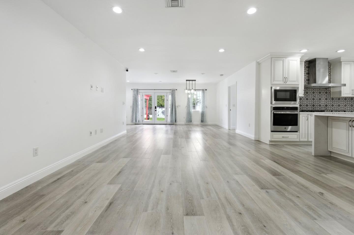 Detail Gallery Image 5 of 25 For 5040 Varna Ave #1,  Sherman Oaks,  CA 91423 - 4 Beds | 3 Baths