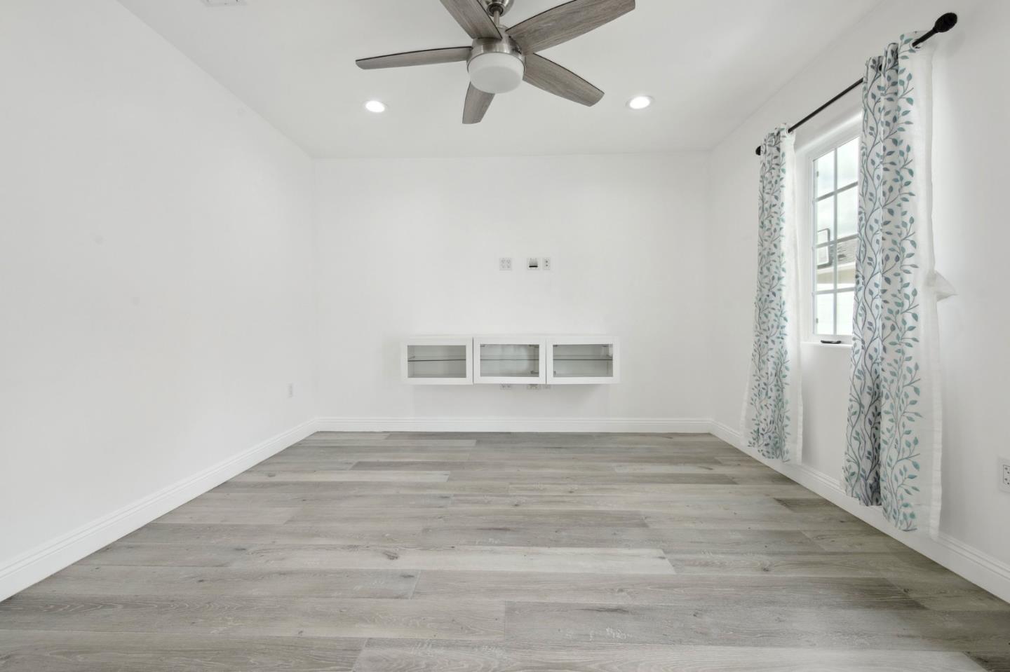Detail Gallery Image 9 of 25 For 5040 Varna Ave #1,  Sherman Oaks,  CA 91423 - 4 Beds | 3 Baths