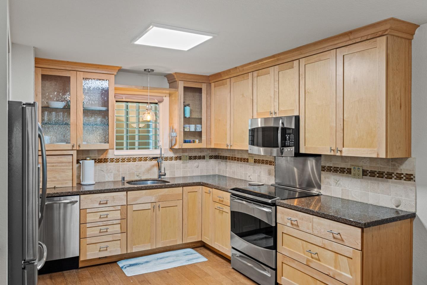 Detail Gallery Image 8 of 35 For 1 Surf Way #129,  Monterey,  CA 93940 - 2 Beds | 2 Baths
