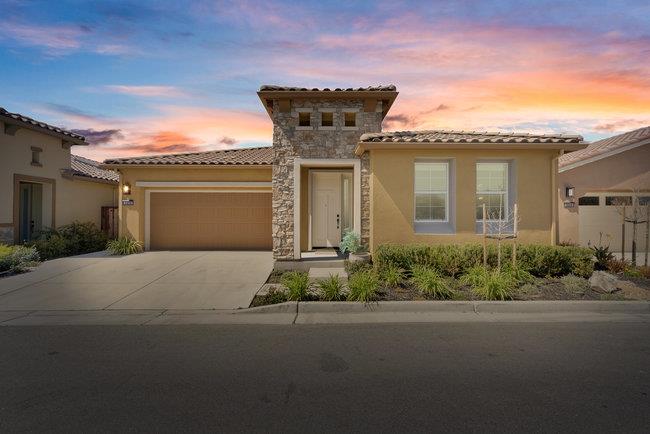Detail Gallery Image 2 of 70 For 2008 White Oak Dr, Hollister,  CA 95023 - 2 Beds | 2 Baths