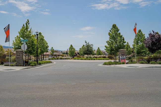 Detail Gallery Image 3 of 70 For 2008 White Oak Dr, Hollister,  CA 95023 - 2 Beds | 2 Baths