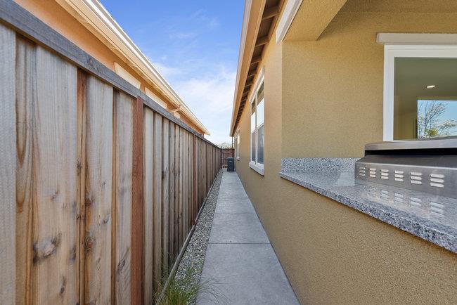 Detail Gallery Image 39 of 70 For 2008 White Oak Dr, Hollister,  CA 95023 - 2 Beds | 2 Baths