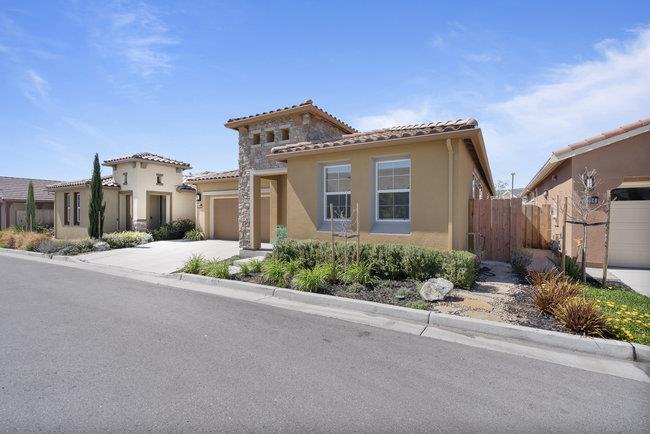 Detail Gallery Image 4 of 70 For 2008 White Oak Dr, Hollister,  CA 95023 - 2 Beds | 2 Baths