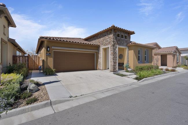 Detail Gallery Image 5 of 70 For 2008 White Oak Dr, Hollister,  CA 95023 - 2 Beds | 2 Baths