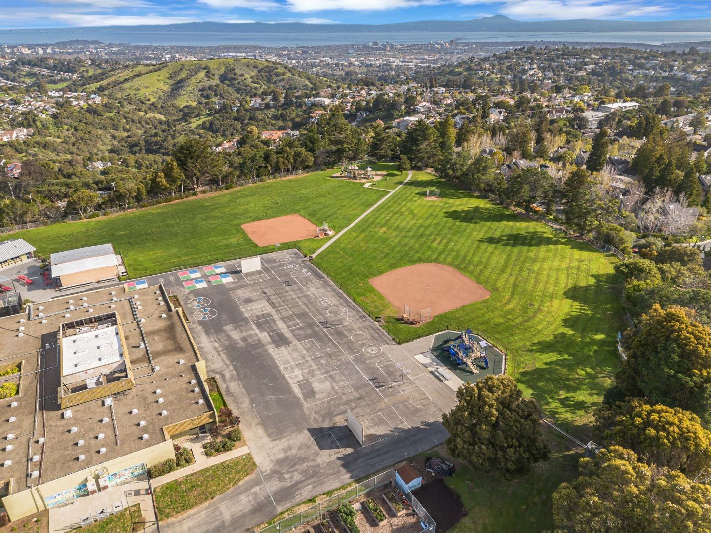 Detail Gallery Image 32 of 33 For 3043 Saint James Rd, Belmont,  CA 94002 - 3 Beds | 2/1 Baths