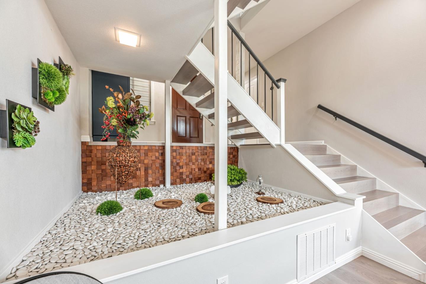 Detail Gallery Image 4 of 33 For 3043 Saint James Rd, Belmont,  CA 94002 - 3 Beds | 2/1 Baths