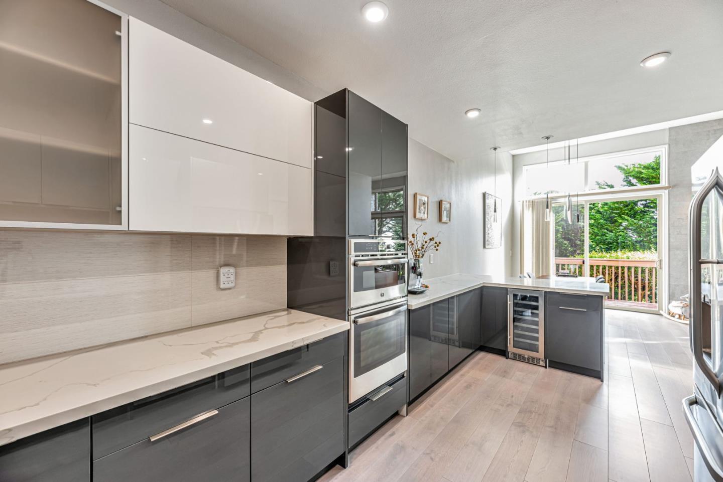 Detail Gallery Image 8 of 33 For 3043 Saint James Rd, Belmont,  CA 94002 - 3 Beds | 2/1 Baths