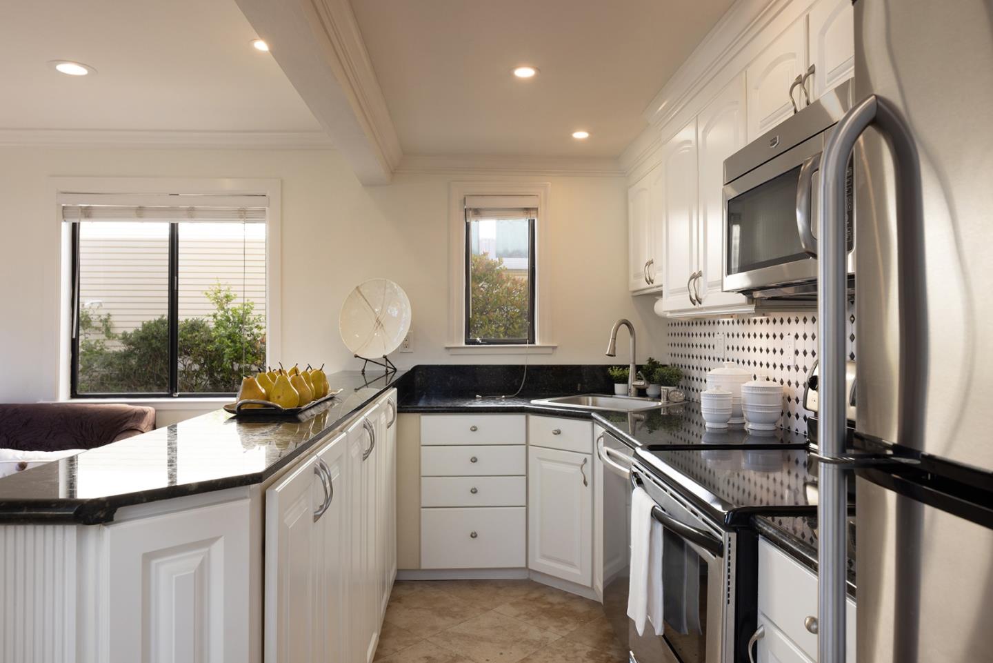 Detail Gallery Image 3 of 17 For 585 Laine St #6,  Monterey,  CA 93940 - 2 Beds | 1 Baths