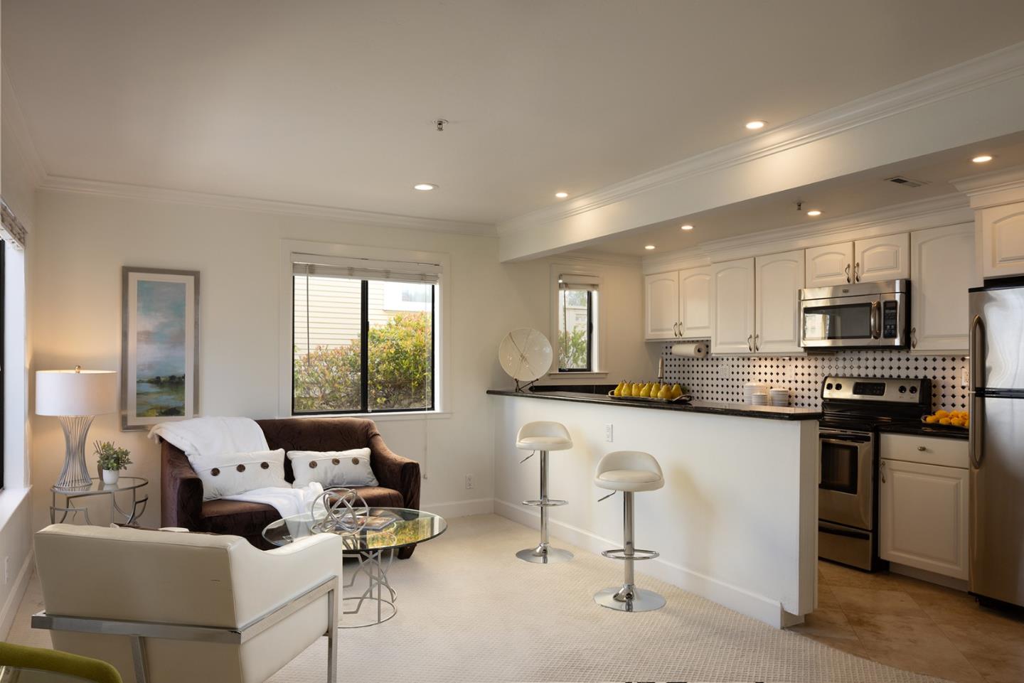 Detail Gallery Image 4 of 17 For 585 Laine St #6,  Monterey,  CA 93940 - 2 Beds | 1 Baths