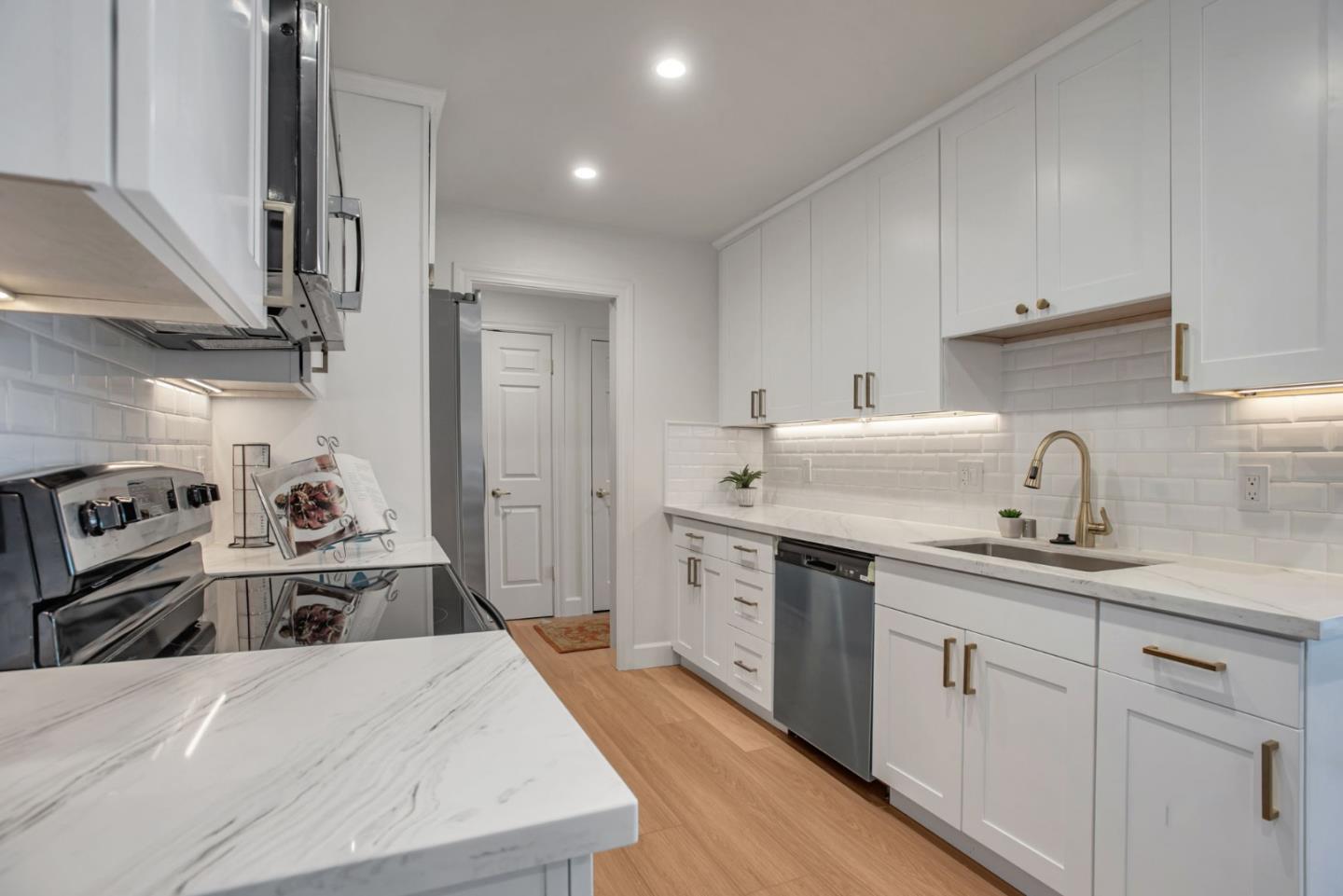 Detail Gallery Image 4 of 34 For 1031 Cherry Ave #81,  San Bruno,  CA 94066 - 3 Beds | 2 Baths
