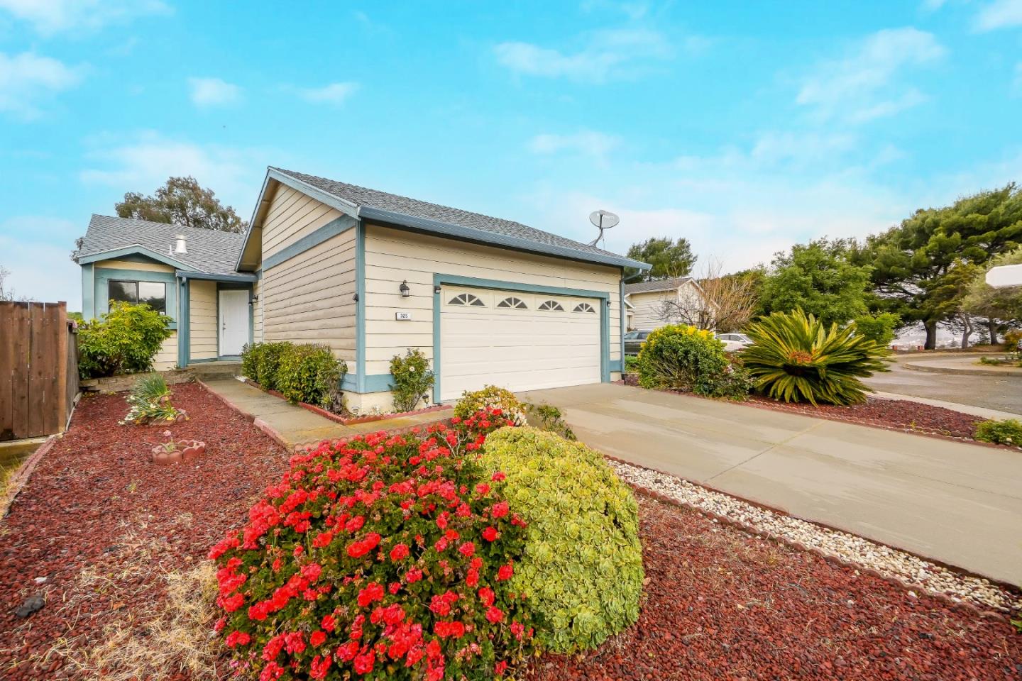 Detail Gallery Image 2 of 45 For 325 Brighton St, Hercules,  CA 94547 - 3 Beds | 2 Baths