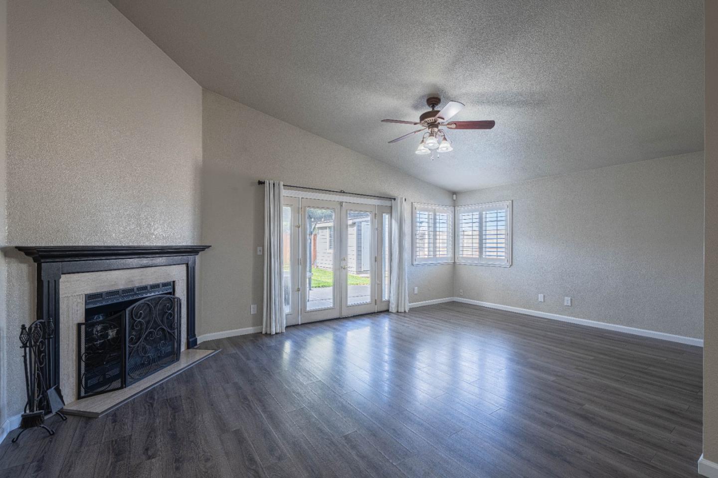 Detail Gallery Image 4 of 37 For 890 Sloat Dr, Salinas,  CA 93907 - 3 Beds | 2 Baths