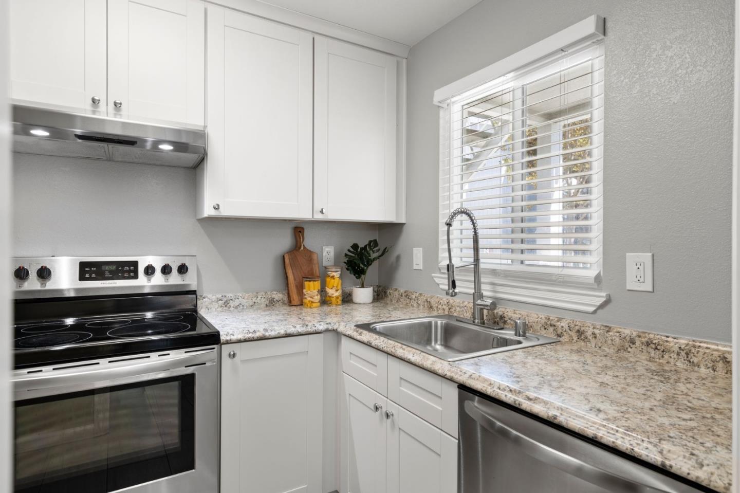 Detail Gallery Image 5 of 22 For 95 Rancho Dr #C,  San Jose,  CA 95111 - 2 Beds | 2 Baths