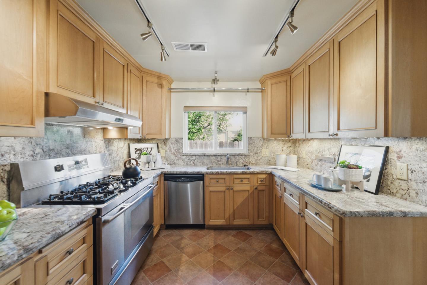 Detail Gallery Image 10 of 28 For 136 S Claremont Ave, San Jose,  CA 95127 - 2 Beds | 1 Baths