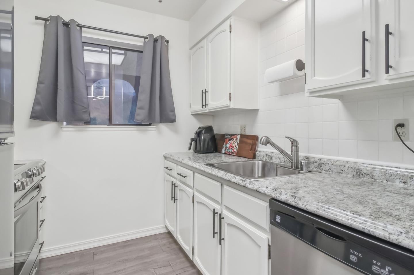 Detail Gallery Image 14 of 28 For 711 S Bayshore Blvd #23,  San Mateo,  CA 94401 - 2 Beds | 1 Baths
