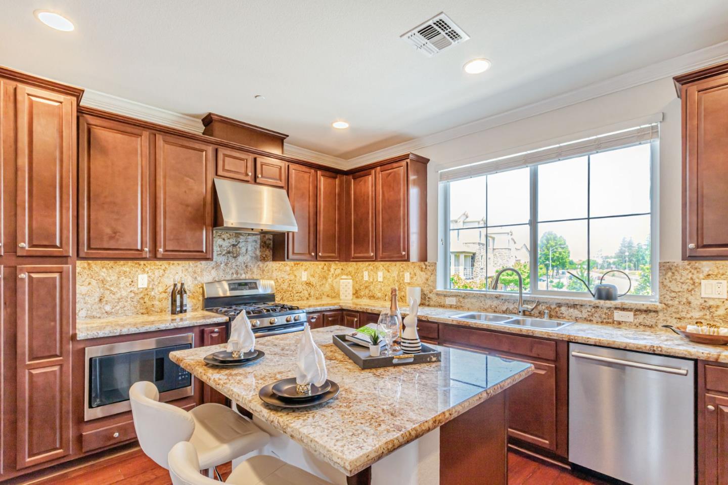 Detail Gallery Image 10 of 48 For 6215 White Moonstone Ct, San Jose,  CA 95123 - 3 Beds | 3/1 Baths