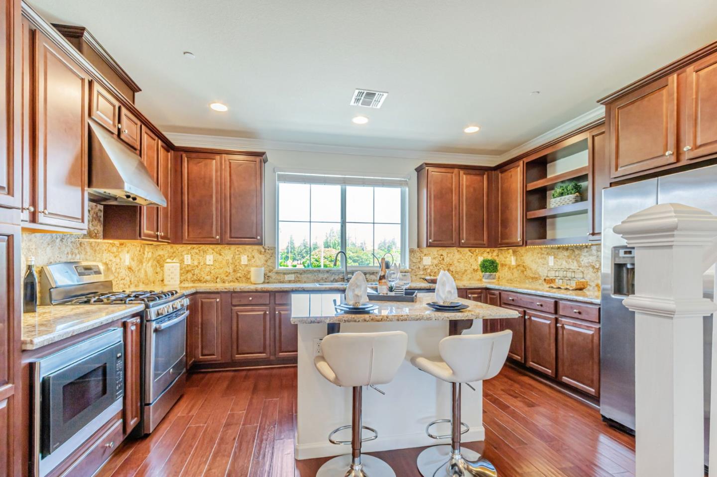 Detail Gallery Image 9 of 48 For 6215 White Moonstone Ct, San Jose,  CA 95123 - 3 Beds | 3/1 Baths