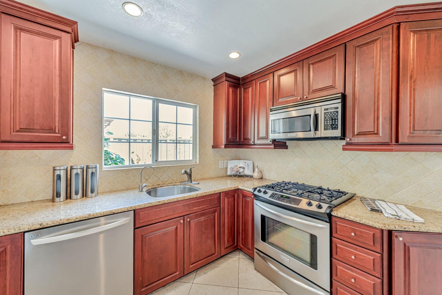 Detail Gallery Image 17 of 77 For 2924 Vivian Ln, San Jose,  CA 95124 - 3 Beds | 2 Baths