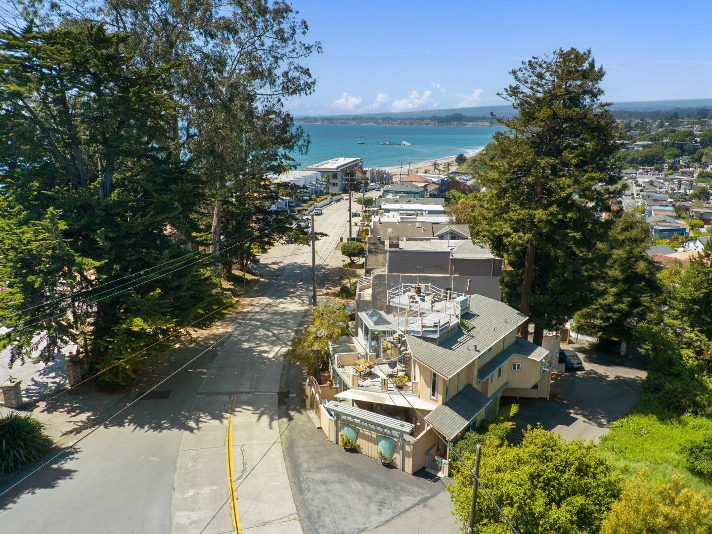 Detail Gallery Image 5 of 74 For 287 Rio Del Mar Blvd, Aptos,  CA 95003 - 3 Beds | 3/1 Baths