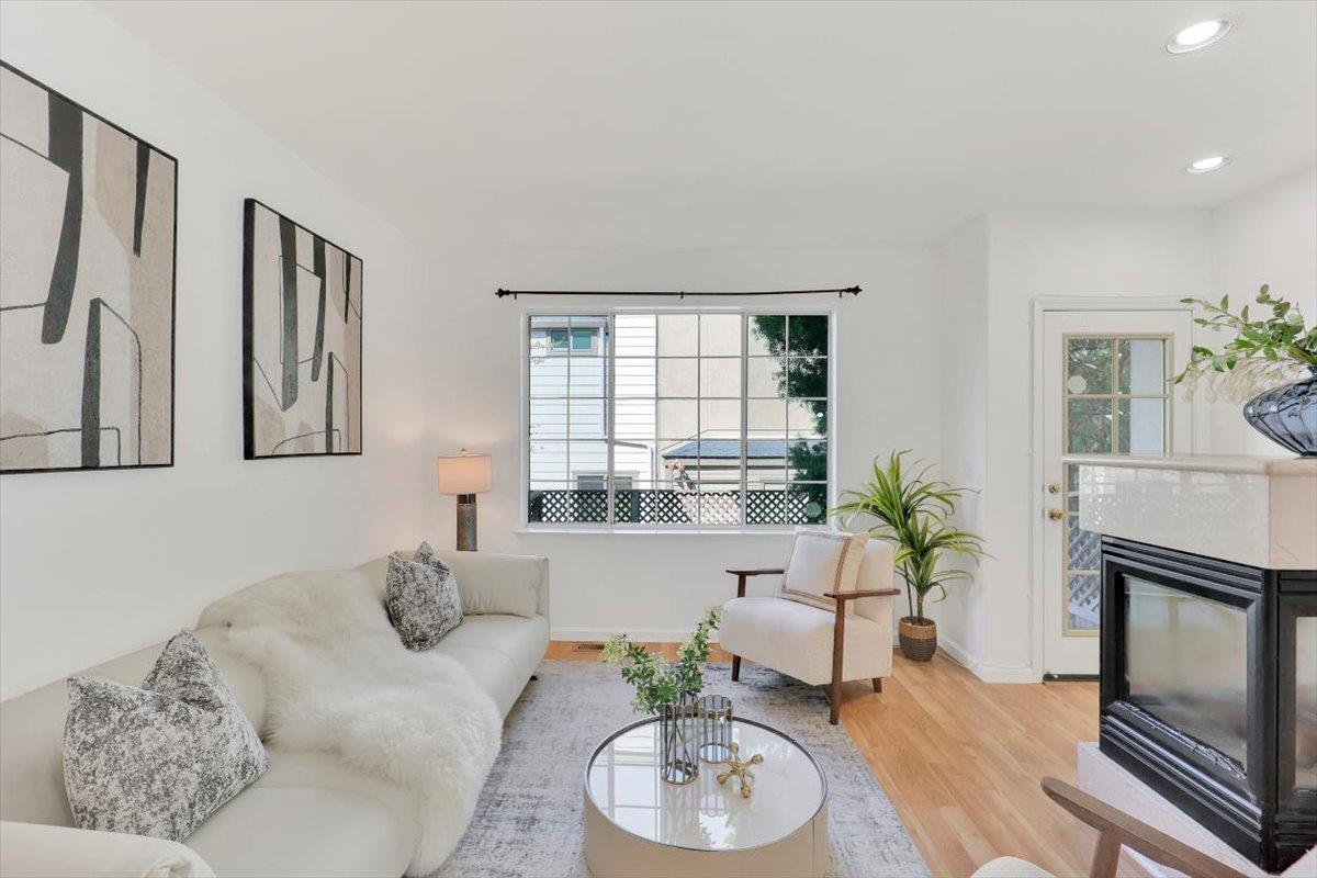 Detail Gallery Image 2 of 43 For 997 Wisteria Ter, Sunnyvale,  CA 94086 - 2 Beds | 2/1 Baths