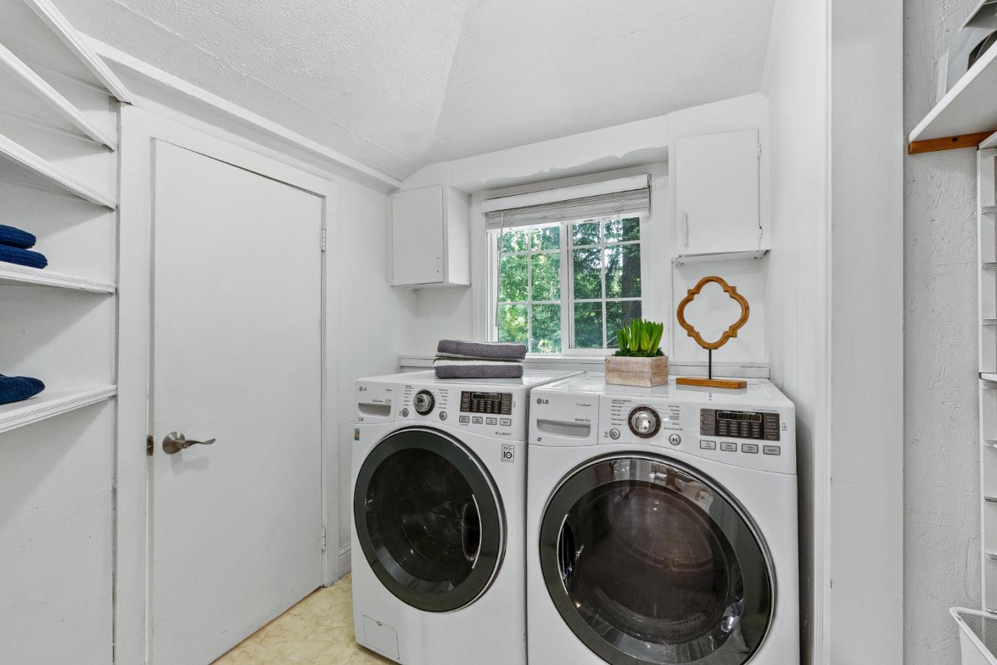 Detail Gallery Image 16 of 46 For 1960 La Madrona Dr, Santa Cruz,  CA 95060 - 2 Beds | 2 Baths