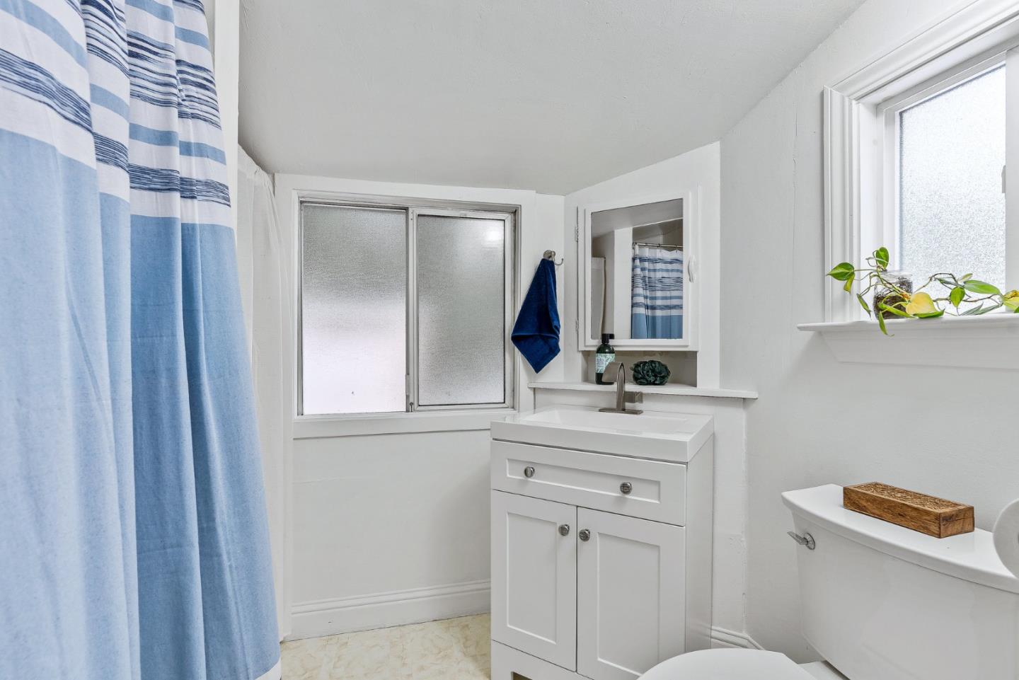 Detail Gallery Image 19 of 46 For 1960 La Madrona Dr, Santa Cruz,  CA 95060 - 2 Beds | 2 Baths