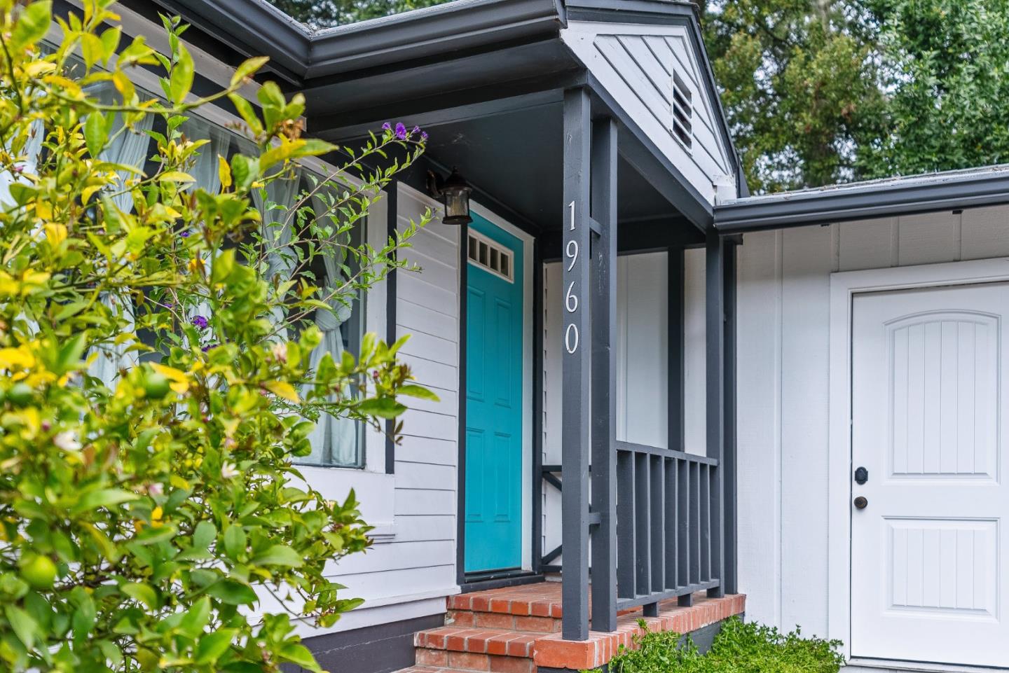 Detail Gallery Image 2 of 46 For 1960 La Madrona Dr, Santa Cruz,  CA 95060 - 2 Beds | 2 Baths