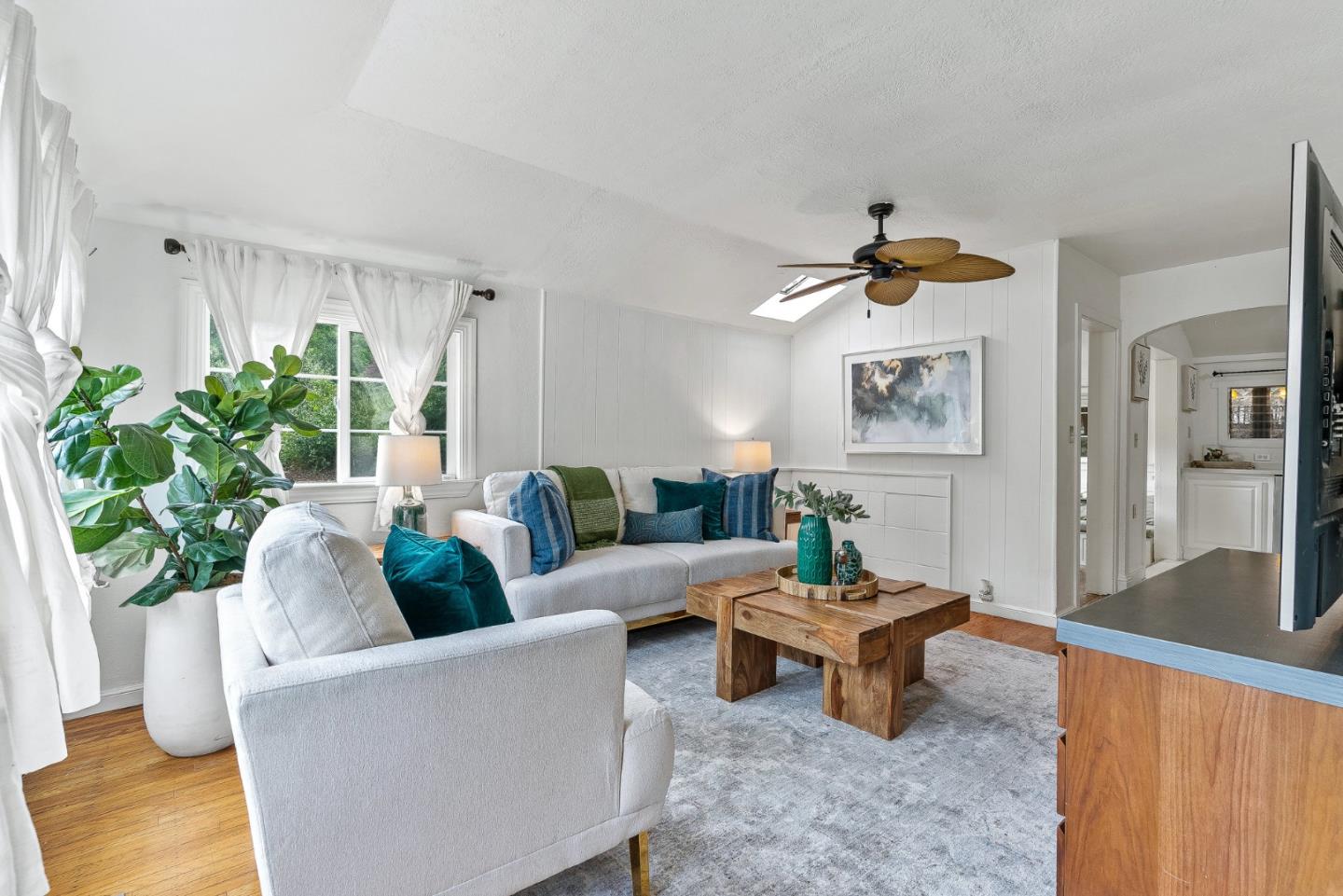 Detail Gallery Image 3 of 46 For 1960 La Madrona Dr, Santa Cruz,  CA 95060 - 2 Beds | 2 Baths