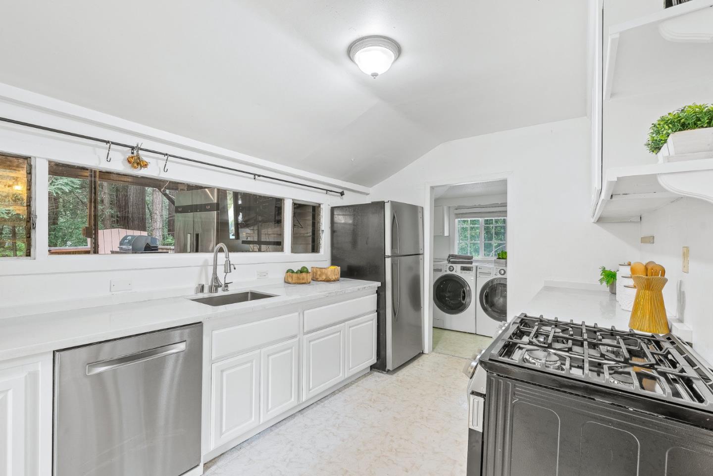 Detail Gallery Image 7 of 46 For 1960 La Madrona Dr, Santa Cruz,  CA 95060 - 2 Beds | 2 Baths