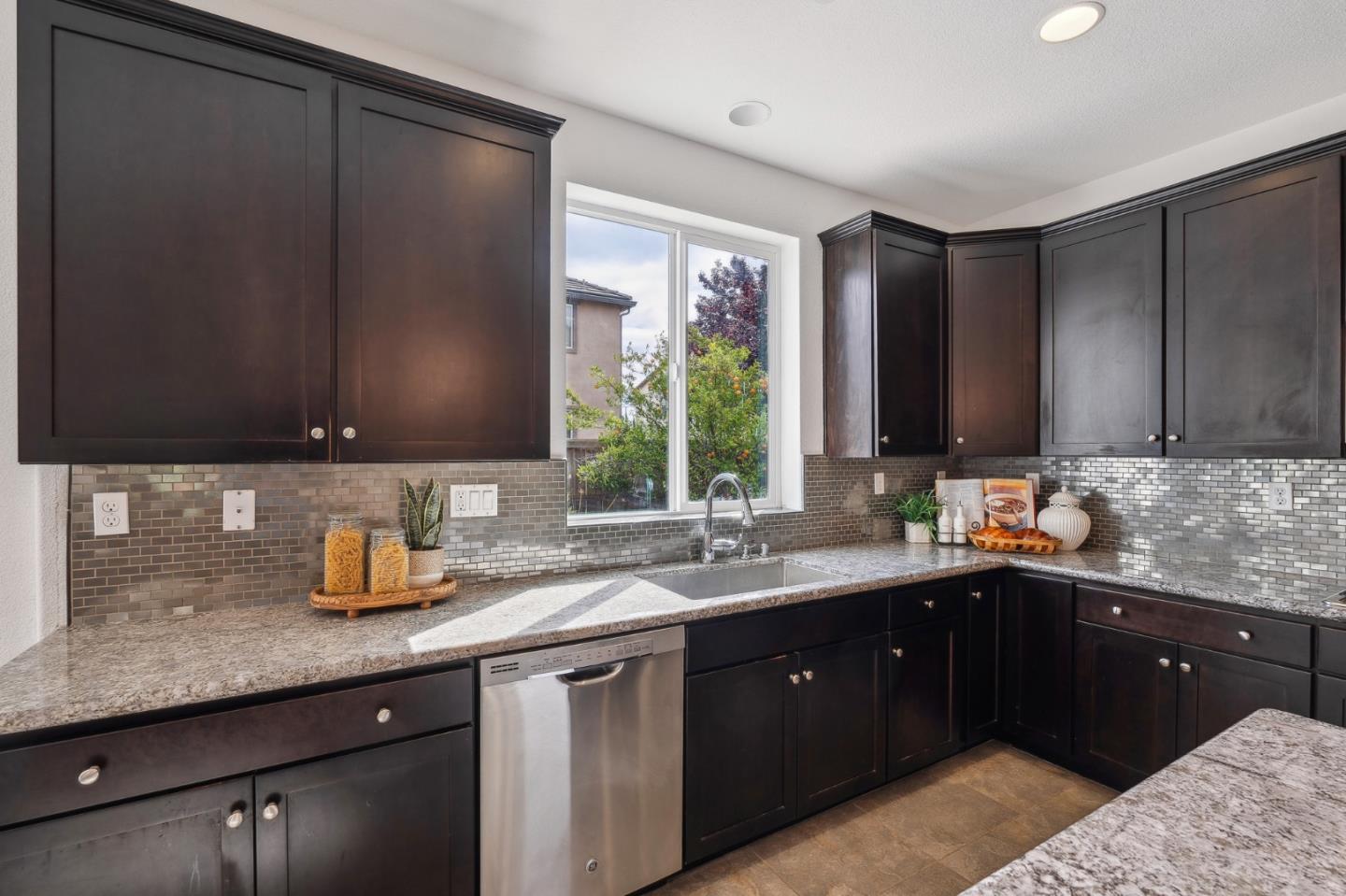 Detail Gallery Image 9 of 33 For 5278 Jacque Bell Ln, Fairfield,  CA 94533 - 4 Beds | 3/1 Baths