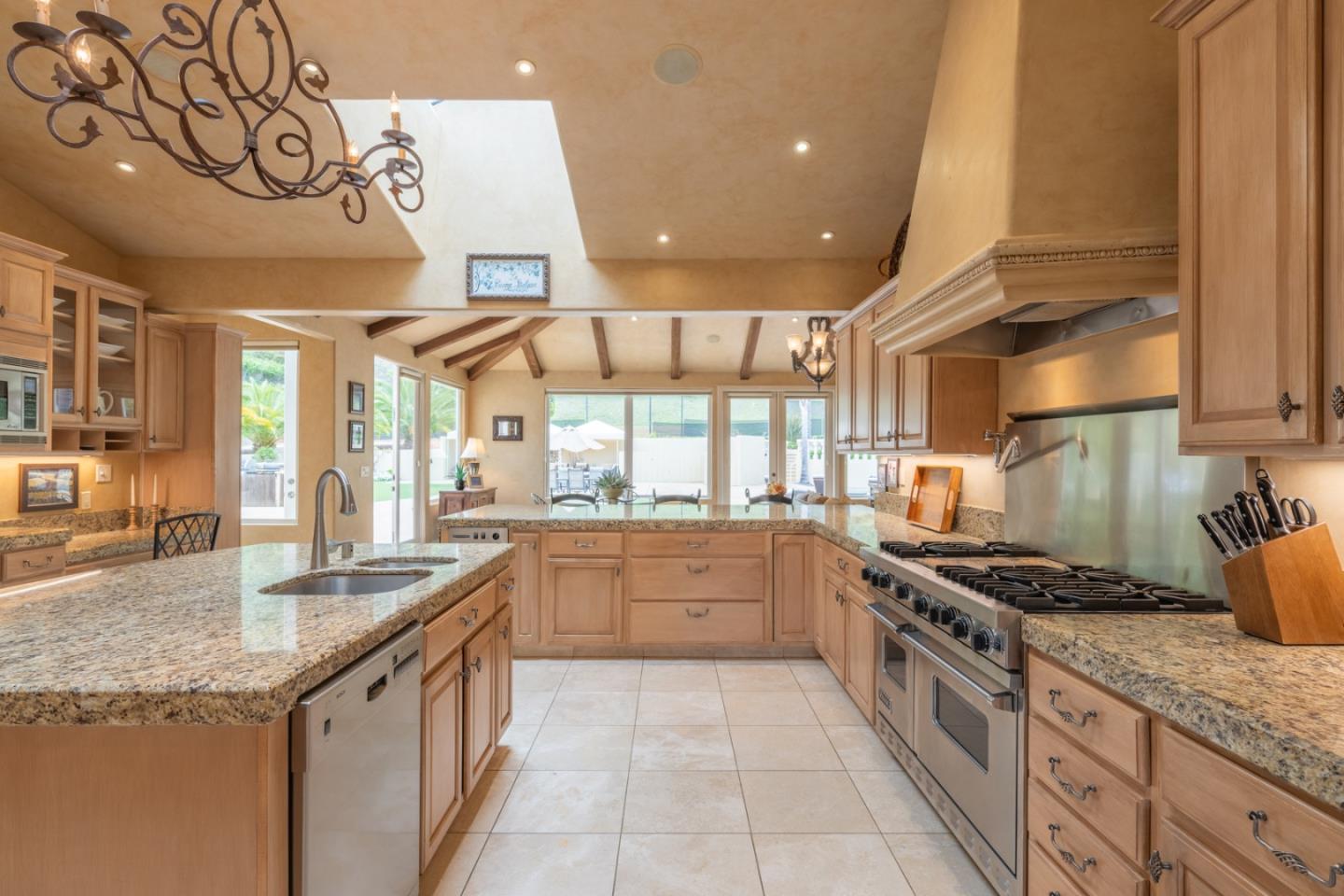 Detail Gallery Image 13 of 43 For 25224 Casiano Dr, Salinas,  CA 93908 - 6 Beds | 6/2 Baths