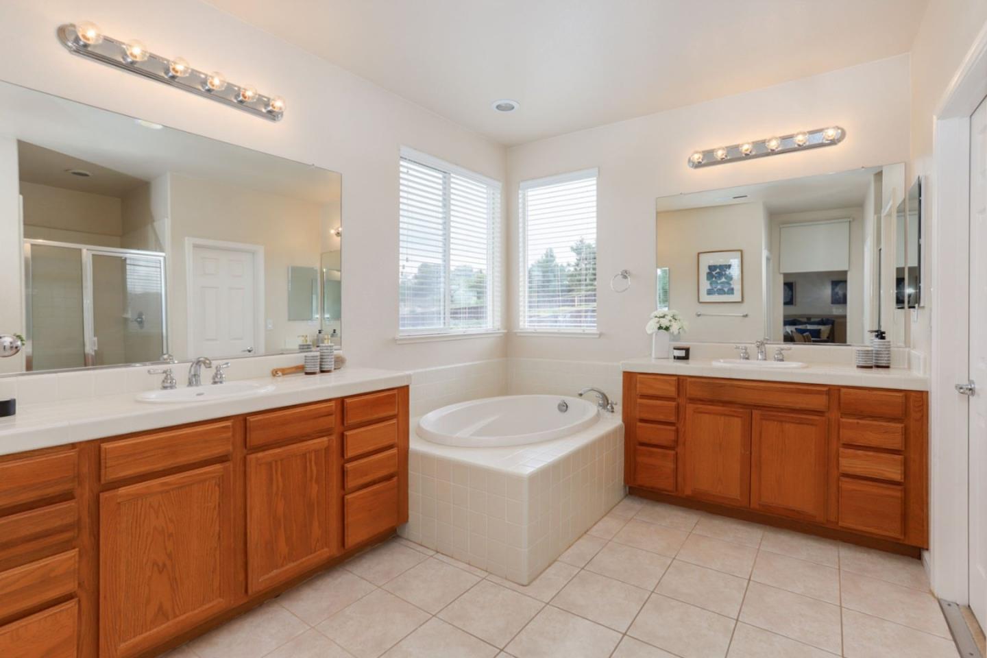 Detail Gallery Image 14 of 52 For 1638 Heritage Bay Ct #1,  San Jose,  CA 95138 - 5 Beds | 4/1 Baths