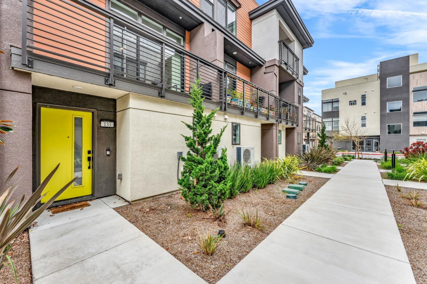 Detail Gallery Image 2 of 39 For 133 Waters Park Cir, San Mateo,  CA 94403 - 2 Beds | 2/1 Baths