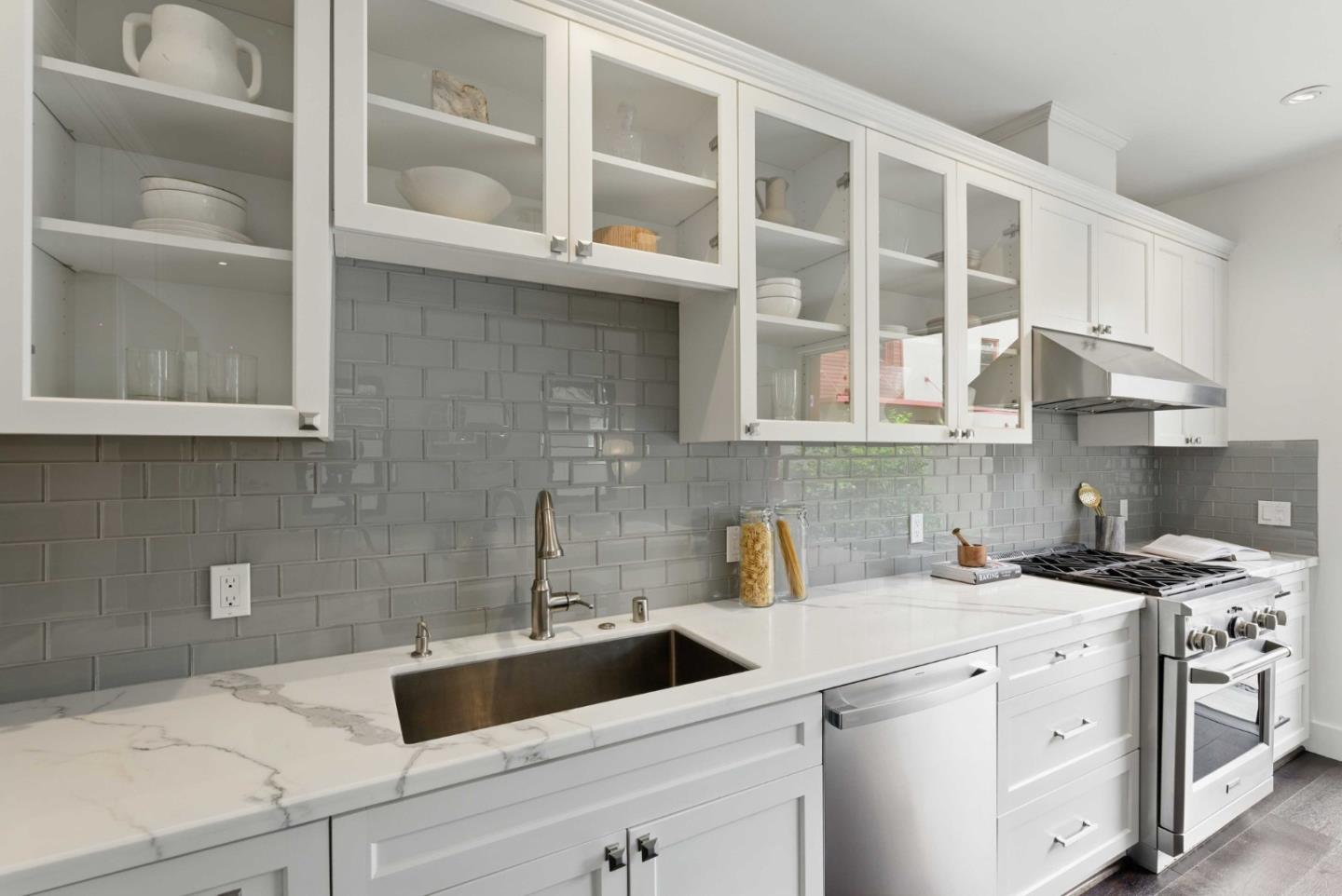 Detail Gallery Image 16 of 43 For 642 Middlefield Rd, Palo Alto,  CA 94301 - 4 Beds | 3 Baths