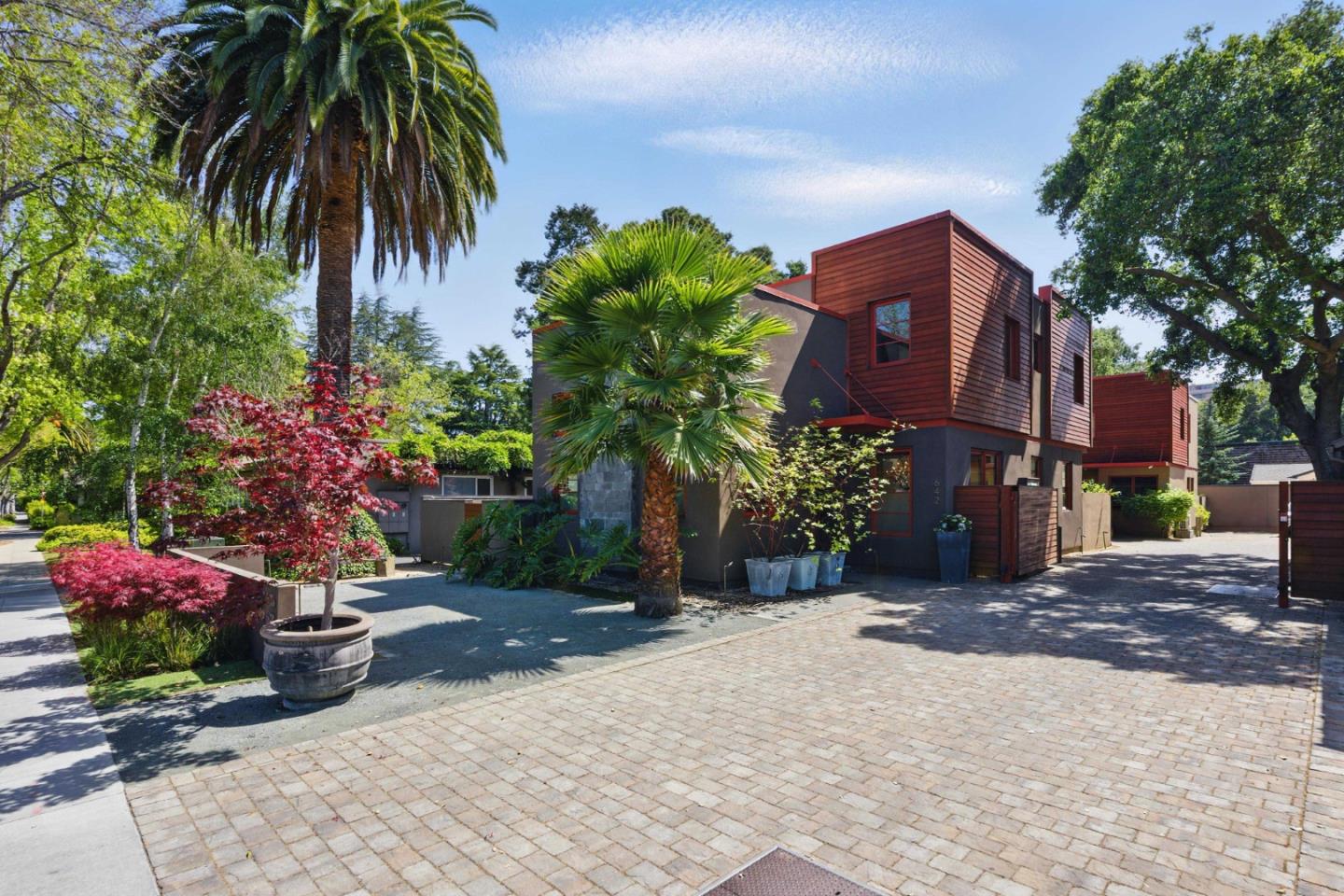 Detail Gallery Image 3 of 43 For 642 Middlefield Rd, Palo Alto,  CA 94301 - 4 Beds | 3 Baths