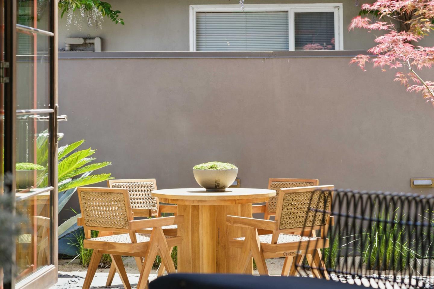 Detail Gallery Image 9 of 43 For 642 Middlefield Rd, Palo Alto,  CA 94301 - 4 Beds | 3 Baths