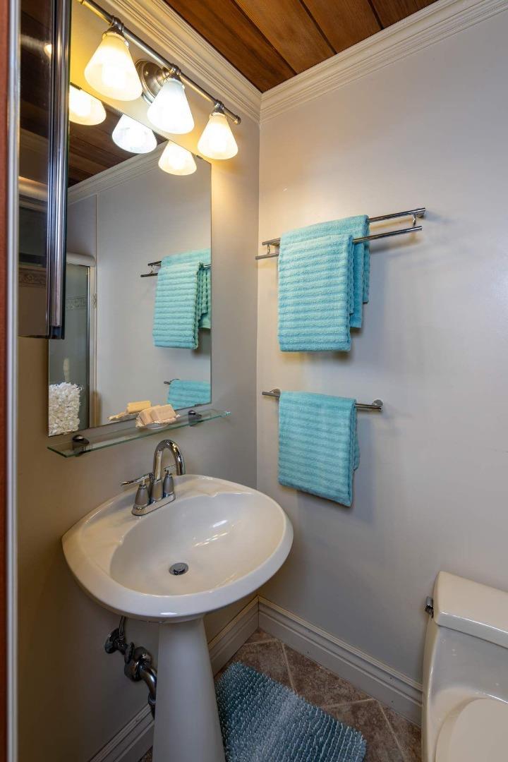 Detail Gallery Image 17 of 45 For 7954-7958 Lovers Ln, Hollister,  CA 95023 - 5 Beds | 4 Baths