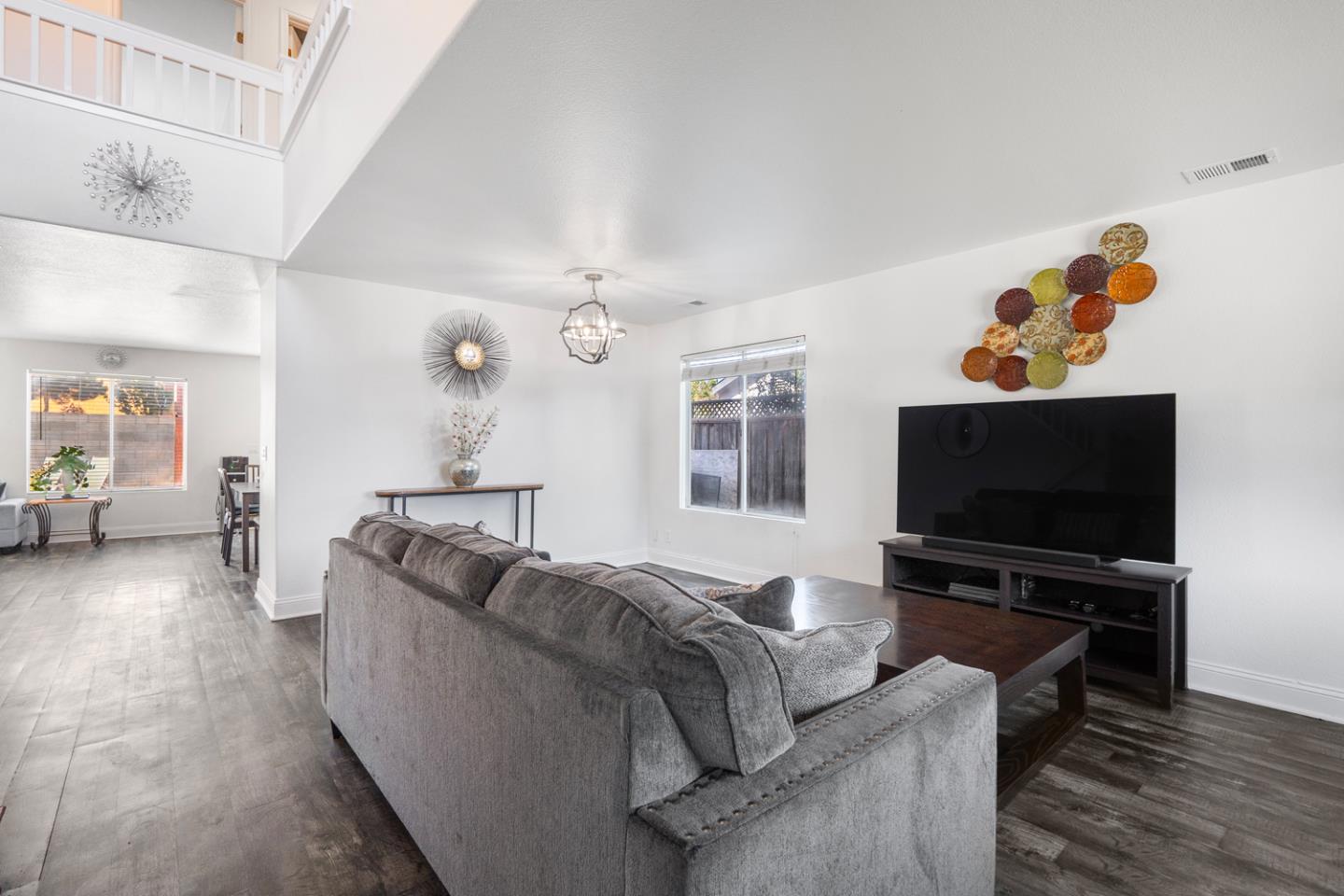 Detail Gallery Image 10 of 38 For 1261 Crestview Dr, Hollister,  CA 95023 - 5 Beds | 2/1 Baths