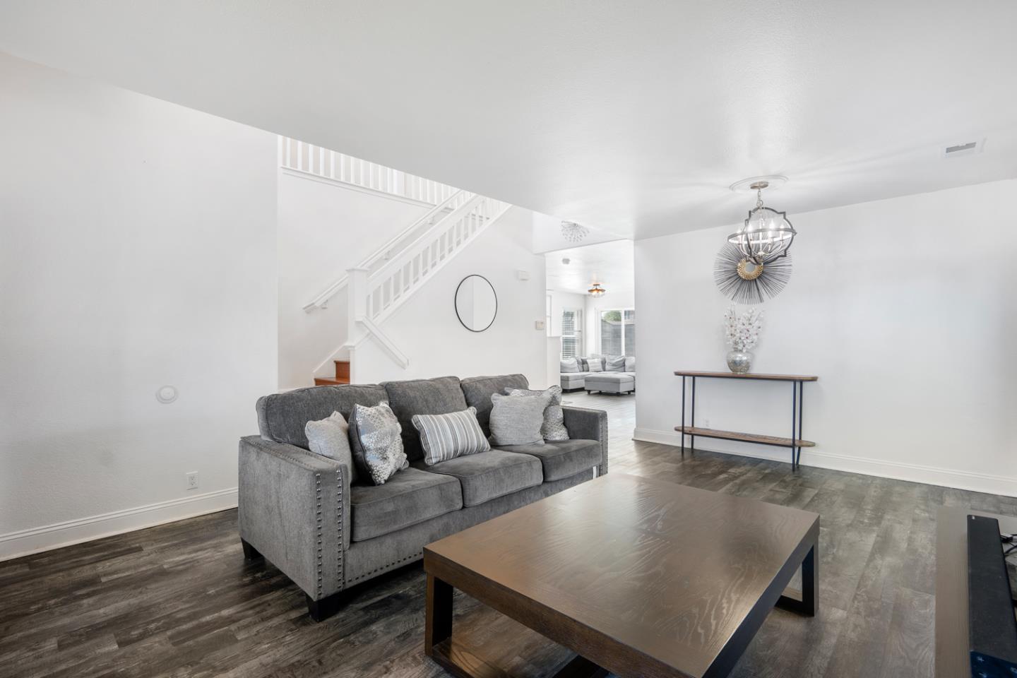Detail Gallery Image 11 of 38 For 1261 Crestview Dr, Hollister,  CA 95023 - 5 Beds | 2/1 Baths