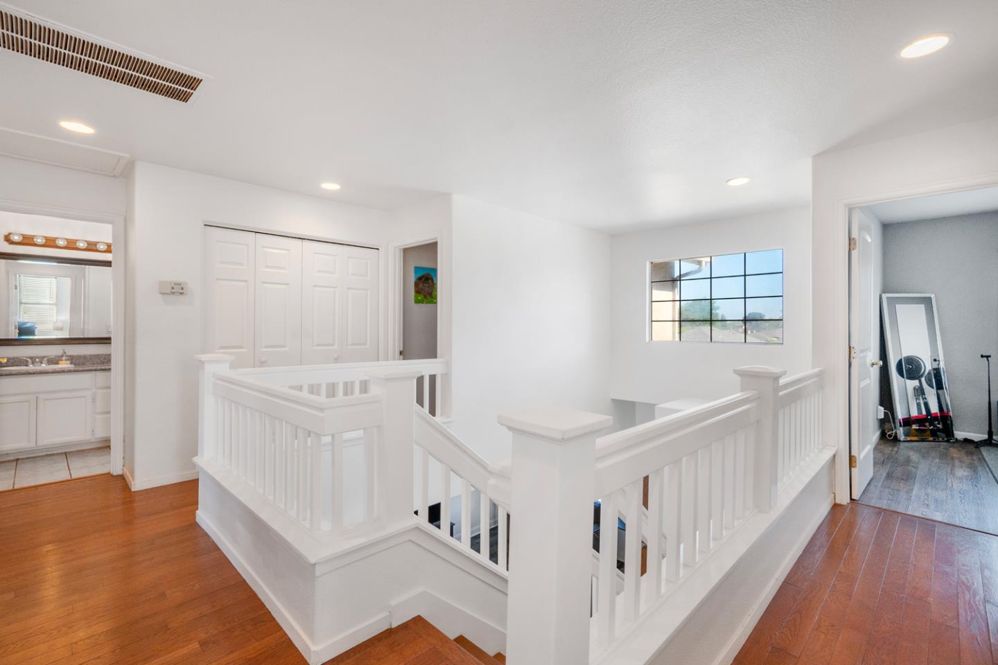 Detail Gallery Image 13 of 38 For 1261 Crestview Dr, Hollister,  CA 95023 - 5 Beds | 2/1 Baths