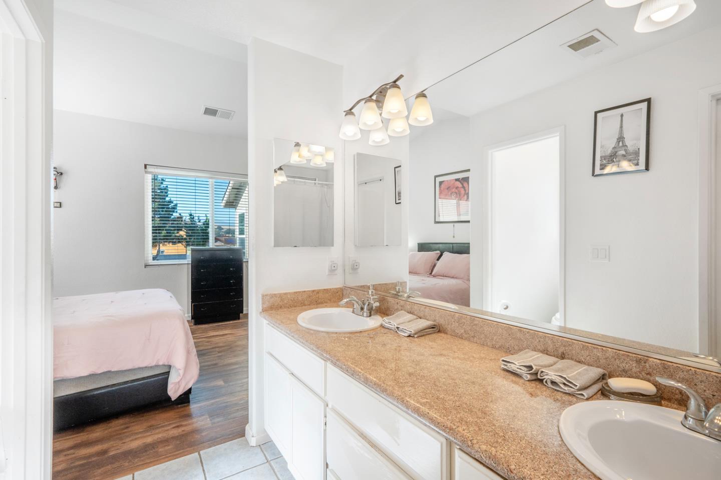 Detail Gallery Image 16 of 38 For 1261 Crestview Dr, Hollister,  CA 95023 - 5 Beds | 2/1 Baths