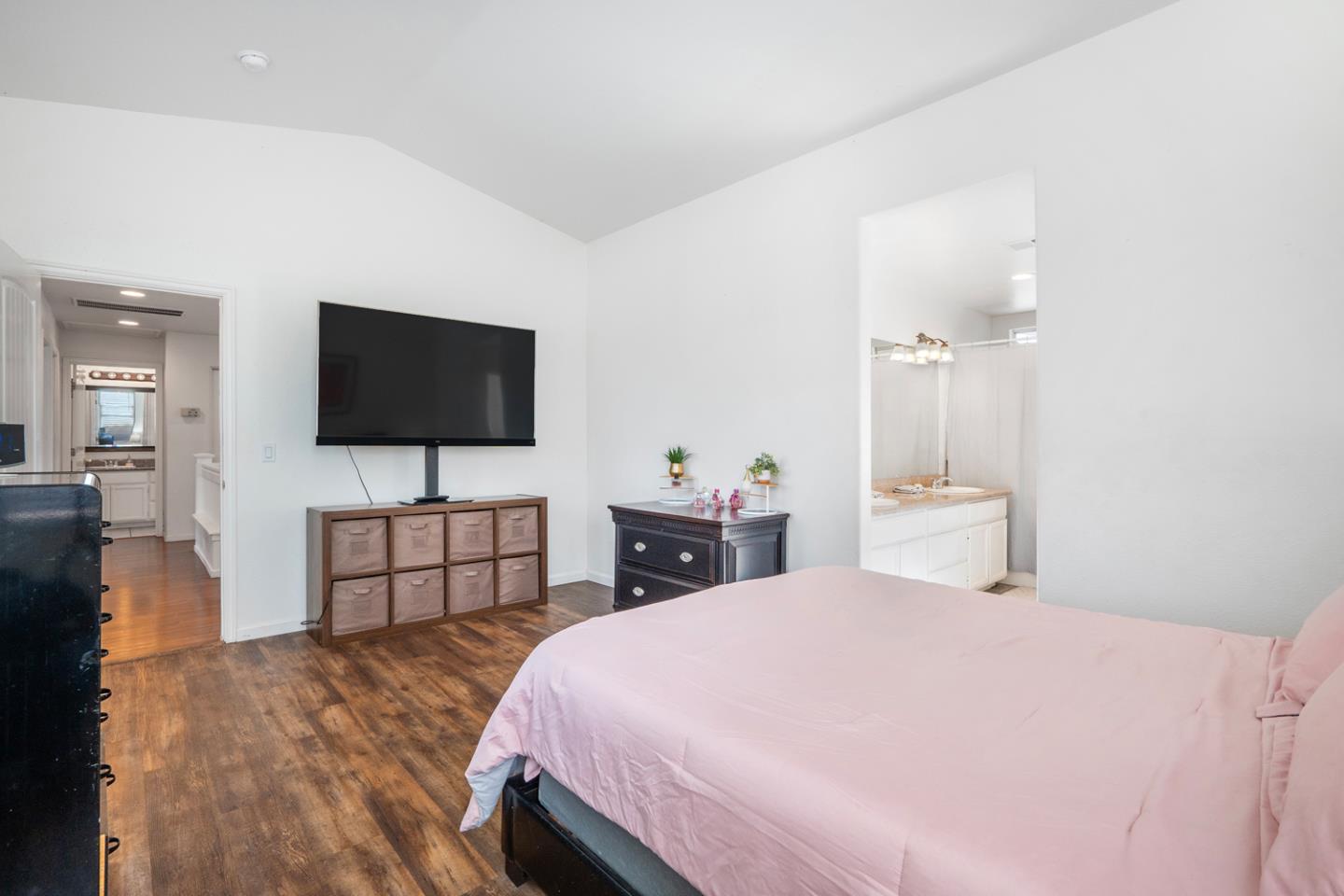 Detail Gallery Image 23 of 38 For 1261 Crestview Dr, Hollister,  CA 95023 - 5 Beds | 2/1 Baths